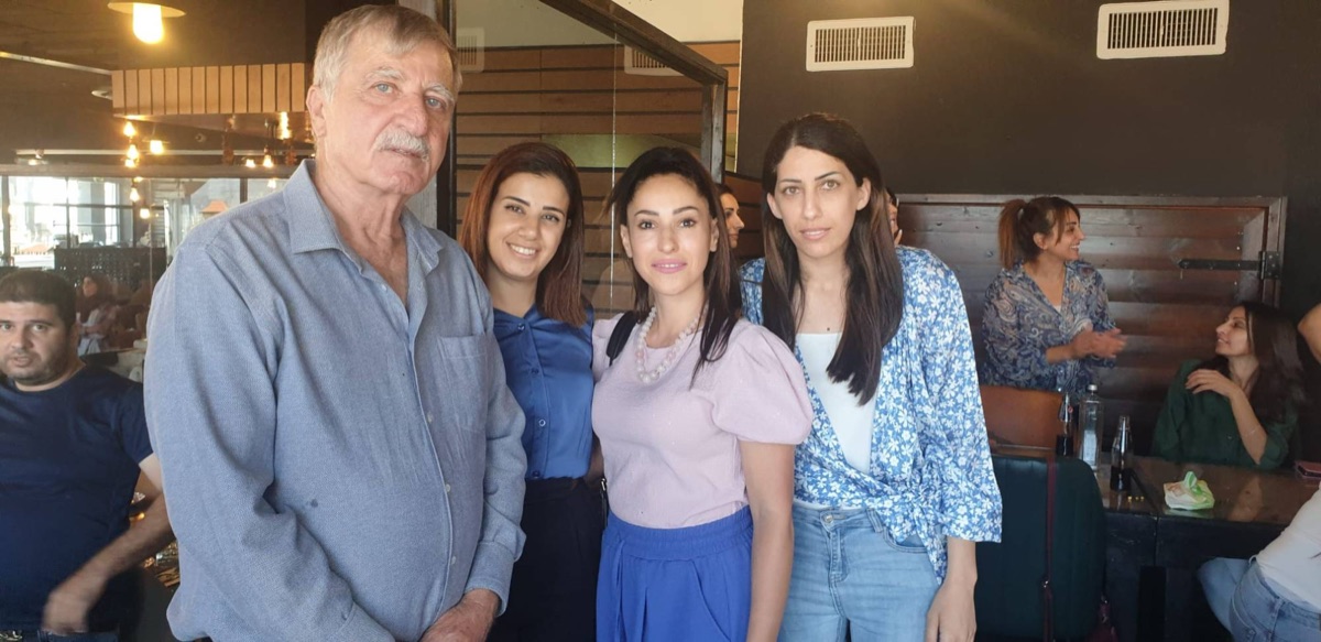 Лабиб с женщинами семьи в ресторане