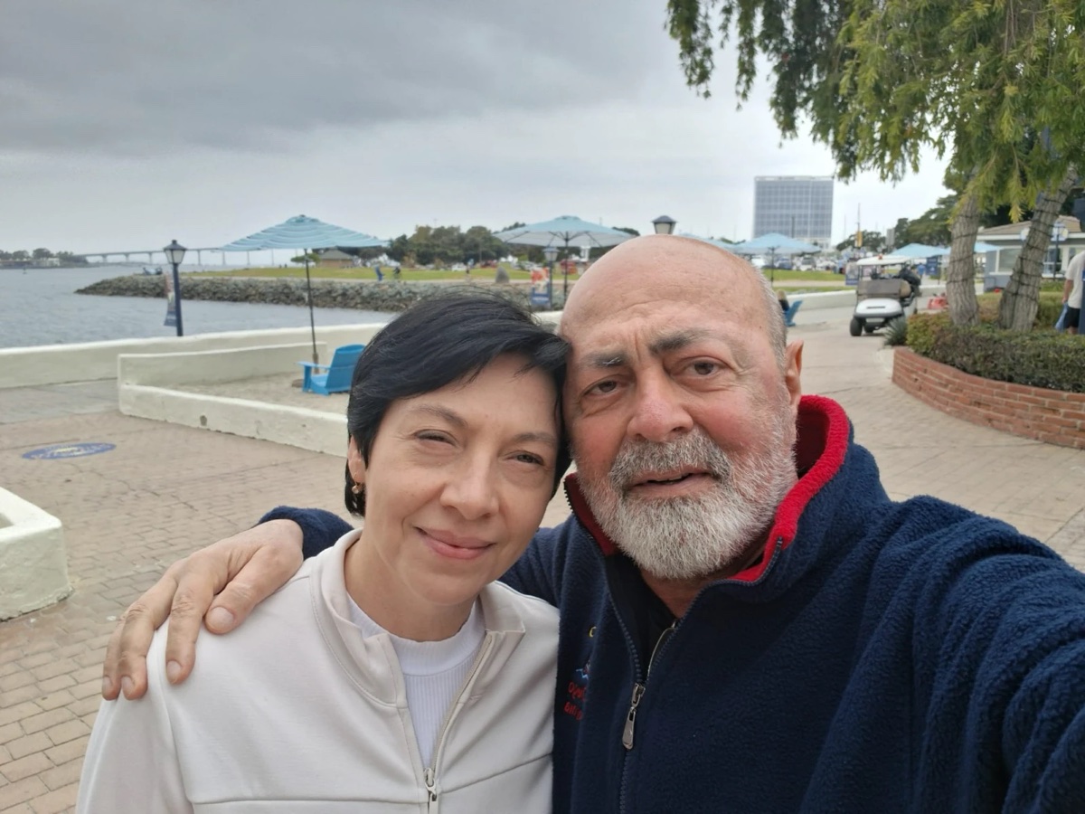 Yossi and his wife in a selfie on the promenade